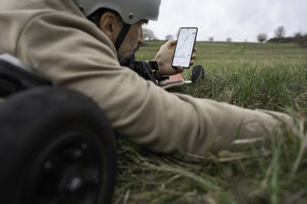在大自然中投资。一天交易股票，骑电子板和放松。图片下载