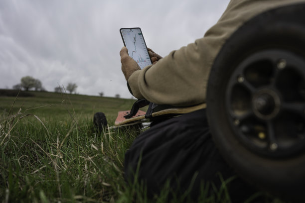 在大自然中投资。一天交易股票，骑电子板和放松。图片下载