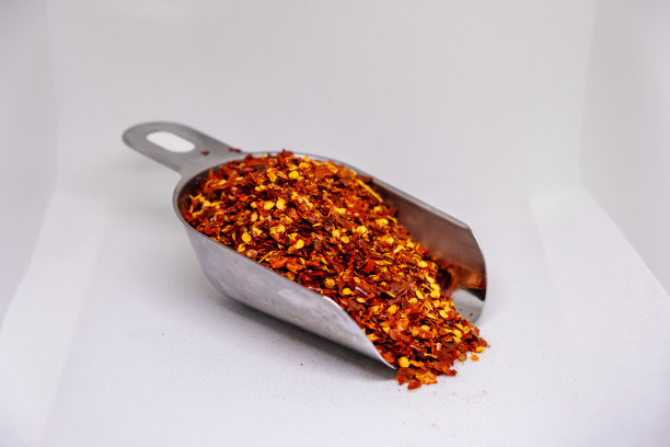 粉末状干红椒在白色的背景图片下载