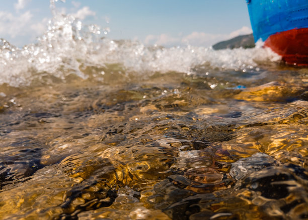 海浪打在湖岸的船上，在水下图片下载