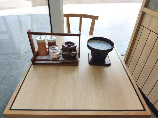 在餐馆吃饭的地方，看起来是空的，但如果有人，看起来很舒服，也很漂亮图片下载