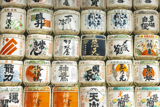明治神宫里五颜六色的清酒桶图片下载