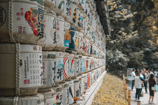 明治神宫里五颜六色的清酒桶图片下载