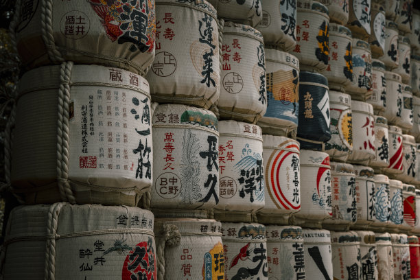 明治神宫里五颜六色的清酒桶图片下载