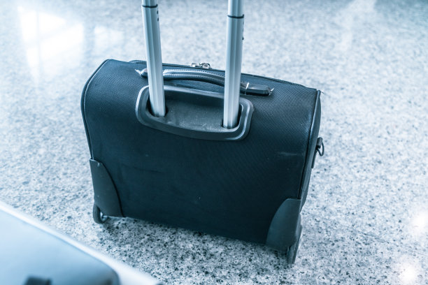 机场候机楼的旅行行李图片下载