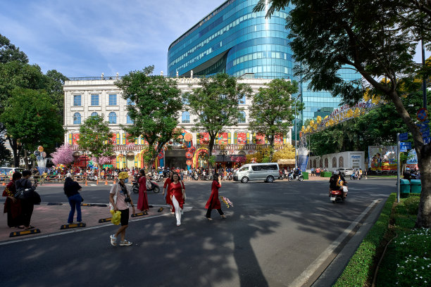 一大早，在钻石广场，许多人正在与家人和朋友拍新年照片图片下载