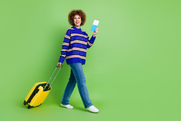 照片中可爱的女游客穿着时尚的衣服离开国外签证登记机场，孤立的绿色背景图片下载