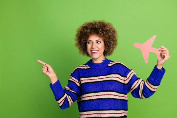 有趣的迷人的女人准备旅行的照片穿时尚的衣服推荐航空公司空空间孤立的绿色背景图片下载