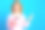 照片中可爱的年轻女士手持咖啡纸杯点空，穿着时尚的粉色衣服，孤立在蓝色背景上图片下载