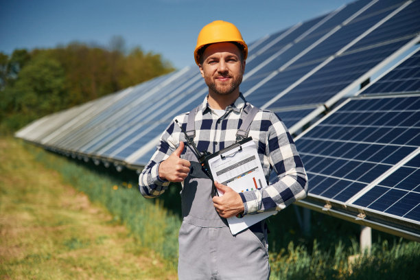 开朗的工程师白天在户外用光伏太阳能板图片下载