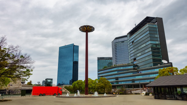 日本大阪城公园附近的办公楼和公司总部。图片下载