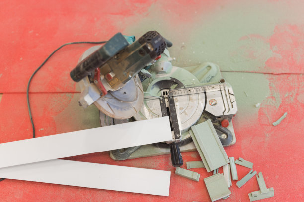 圆锯切割塑料图片下载