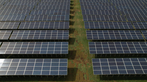 照片拼贴在阳光明媚的日子里，太阳能电池板、光伏、替代电源在绿色领域——可持续资源的概念图片下载