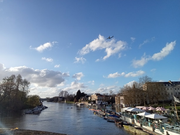 在里士满的河滨绿地，飞机飞过Peggy Jean图片下载