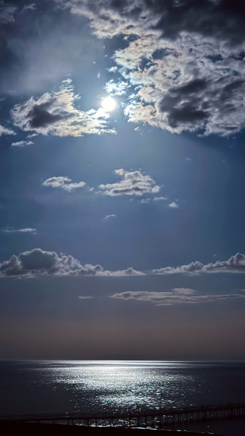 湖面上的月亮。云中的满月。吉尔吉斯斯坦，伊塞克湖图片下载