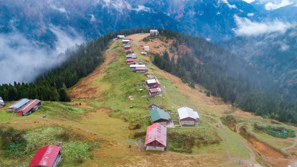 博果高原鸟瞰图。有雾的山景的高原房屋的照片。街头舞魂,土耳其。图片下载