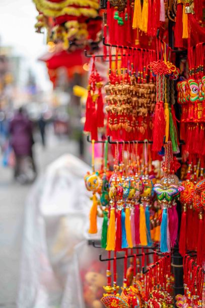 唐人街五颜六色的纪念品店街道陈列选择性集中复制空间图片下载