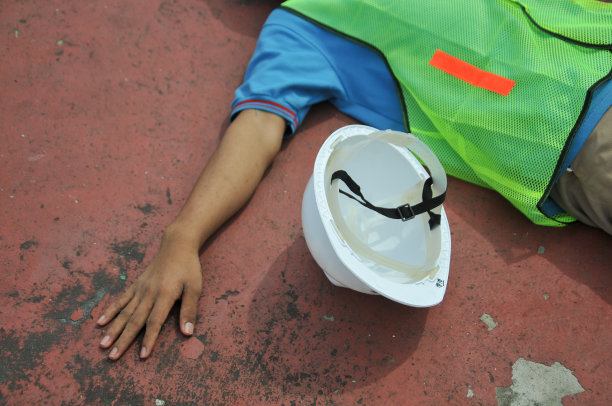 工人经历工作事故，职业健康安全概念照片图片下载