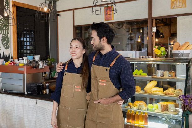 多元文化夫妇创业小生意面包店咖啡馆餐厅咖啡店穿着围裙制服一起合伙，男女快乐工作开食品店团队合作，咖啡师男女图片下载