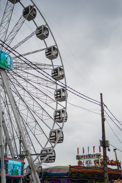 塞维利亚集市的摩天轮的细节，位于calle del inffierno图片下载