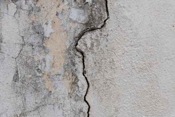 有裂缝的白色混凝土墙图片下载