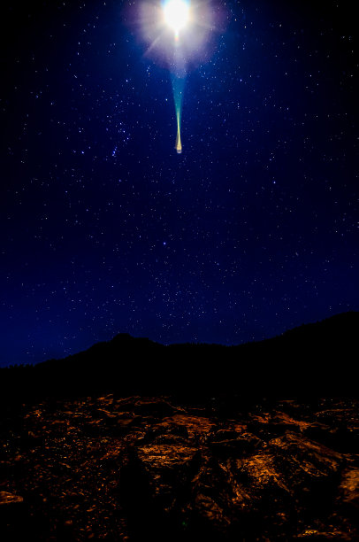 一颗明亮的星星在黑暗的天空中闪耀图片下载