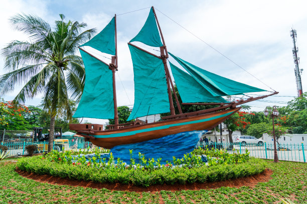 印尼雅加达巽他克拉帕港的传统船复制品图片下载