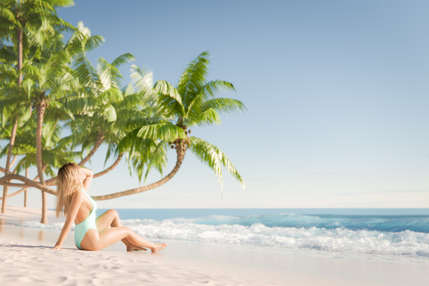 放松的年轻女子坐在热带海滩岸边图片下载