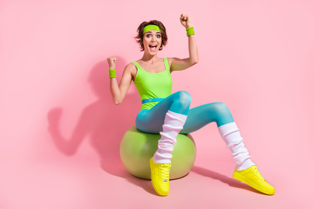 照片兴奋的专业女运动员在训练中取得了很高的成绩，孤立的柔和的颜色背景图片下载