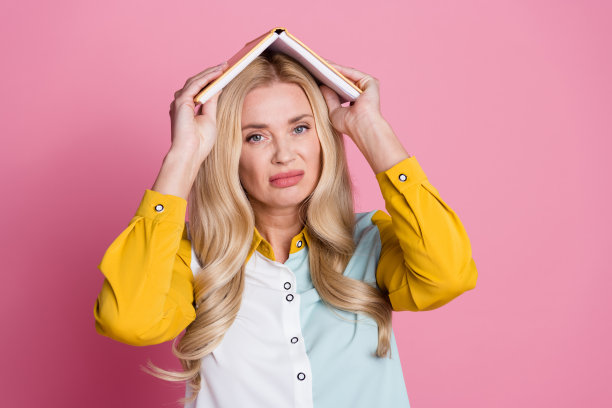 照片中，沮丧、压力、疲惫的女性正准备考试，学习孤立在粉色背景下的文学作品图片下载