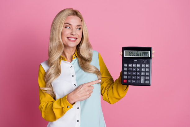 迷人漂亮的女银行家的照片显示数字金钱收入孤立在粉红色的背景图片下载