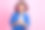 照片中可爱可爱的女人穿着时髦的衣服，听着音乐，蓝牙耳机，在粉红色的背景下聊天图片下载