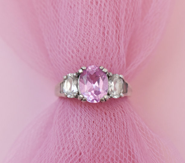 粉红色宝石银戒指，复古珠宝概念，宣传照片为网上珠宝店图片下载