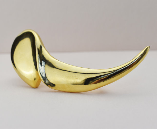 黄金复古胸针米色背景，口音复古的珠宝为妇女，宣传照片为网上珠宝店图片下载