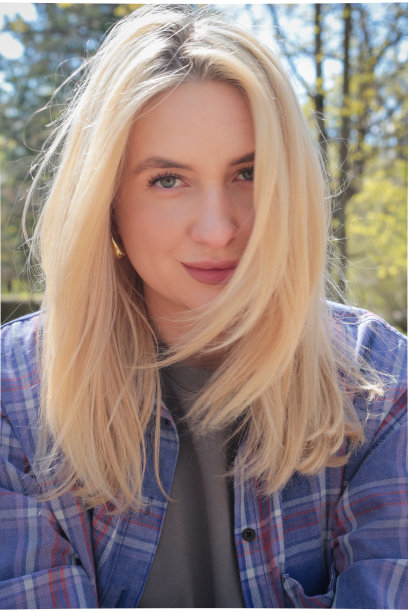 金发美女在公园里摆姿势。高质量照片图片下载