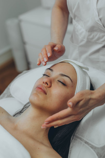 在美容师办公室做皮肤清洁的女孩图片下载