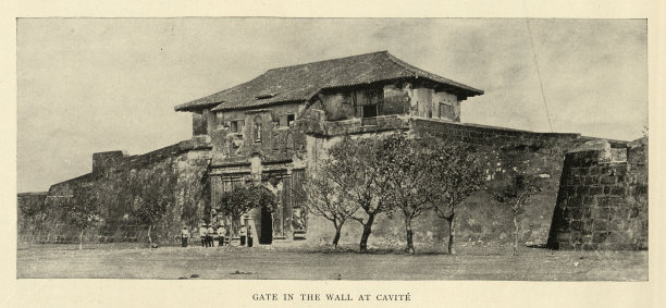 19世纪19世纪90年代，菲律宾卡拉巴松，卡维特城墙上的老门图片下载