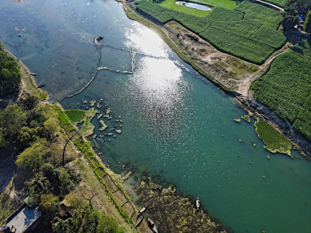 顶部航拍静止照片的印度村庄与河流之间流动图片下载