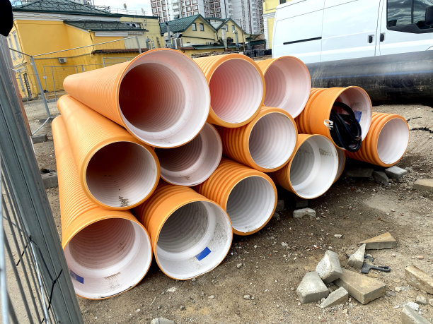 安装前的橙色电缆保护管路系统。城市工程概念。手机照片图片下载