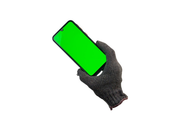 手套拿着绿色屏幕的智能手机。孤立的白色背景图片下载