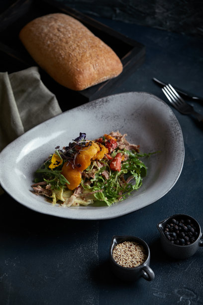 鸭肉沙拉，草莓和芒果，深色背景，低调。食物照片概念。餐厅食品，社交网络食品广告。图片下载