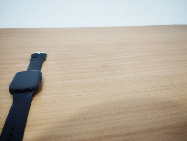 黑色智能手表在木板上的照片图片下载