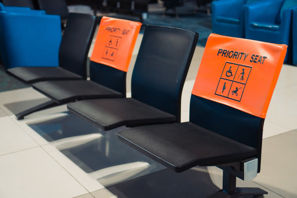 机场的优先座位。机场为残疾人、孕妇、哺乳期妇女、抱婴母亲、老人等提供优先座位图片下载