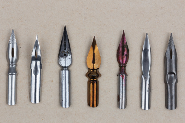 金属笔尖上的一个古老的纹理纸。图片下载