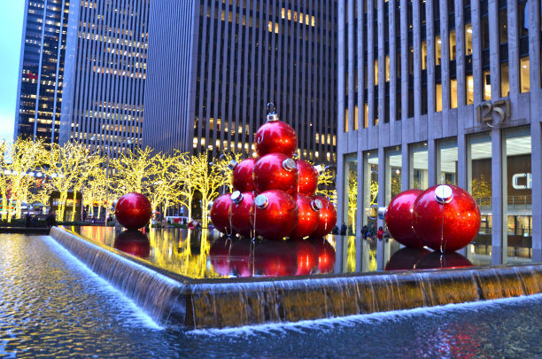 纽约曼哈顿中城的巨型圣诞装饰品图片下载