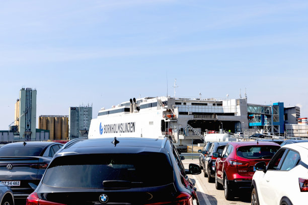 Bornholmslinjen终端。排队等着登上渡轮的汽车。瑞典，斯塔德，2024年5月15日图片下载