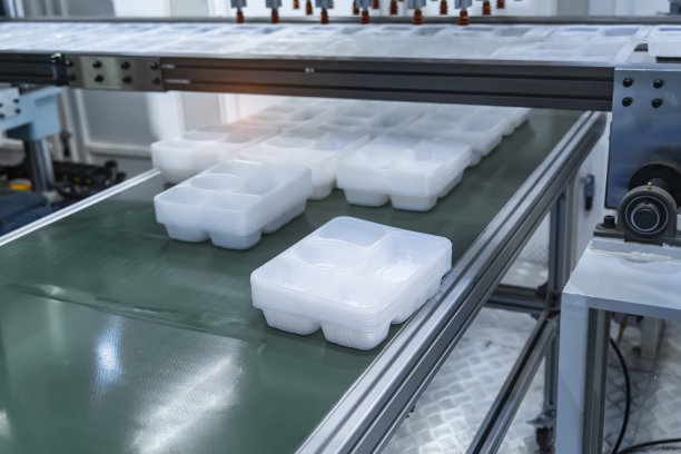 聚丙烯食品容器在输送带上堆叠自动注塑机，实现自动化技术理念图片下载