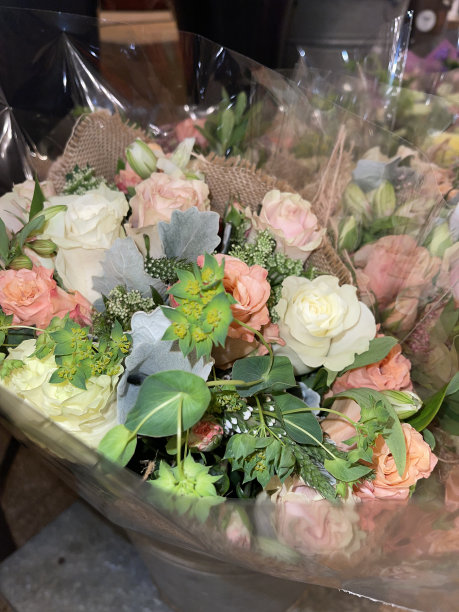 花店里水桶里的一束花图片下载