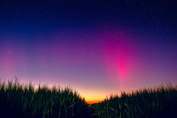 微弱的红光极光图片下载