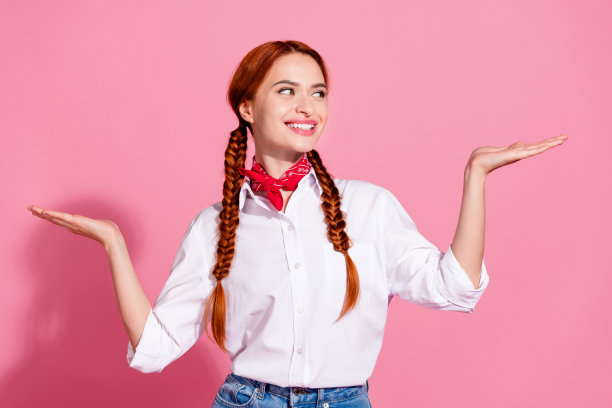 照片中开朗的女孩穿着白色时尚的衣服，介绍了两种产品变体，空白空间海报孤立在粉红色背景上图片下载